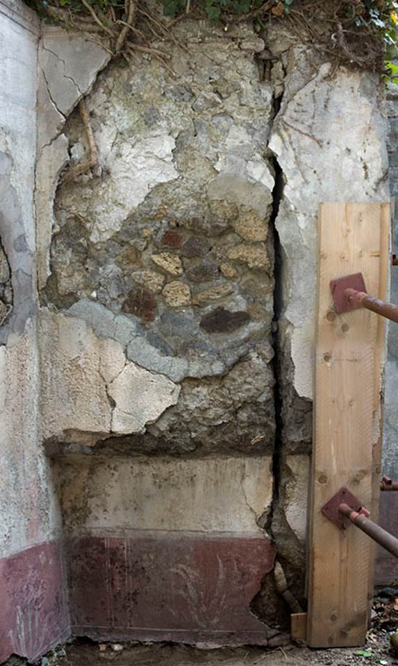 V.1.26 Pompeii. c.2003-2007. Room “p”, east wall of recess in north wall. Photo by Hans Thorwid.
Photo courtesy of The Swedish Pompeii Project.