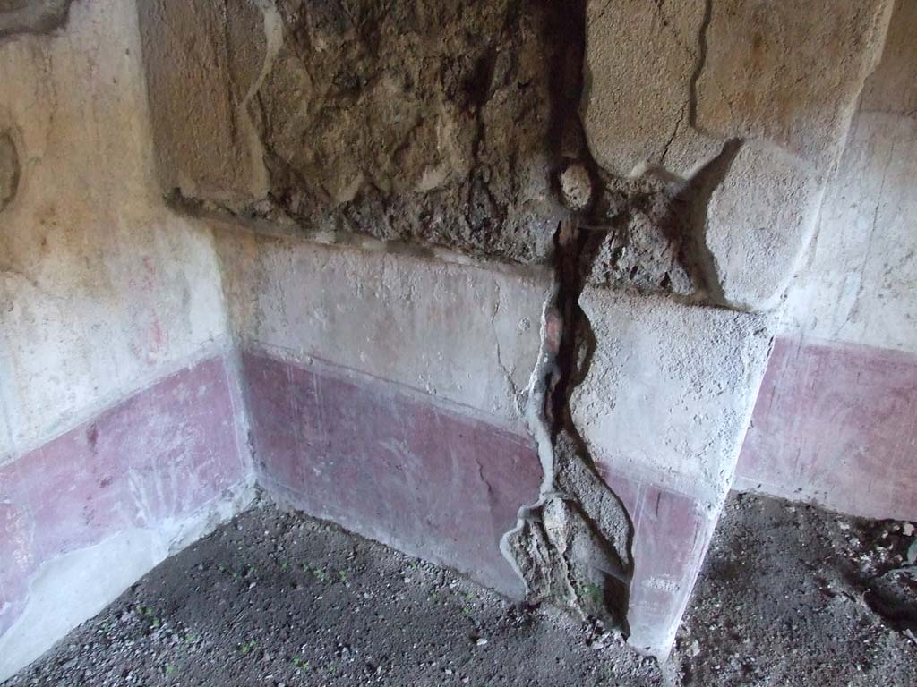 V.1.26 Pompeii. March 2009. Room “p”, lower east wall of recess in north wall.
