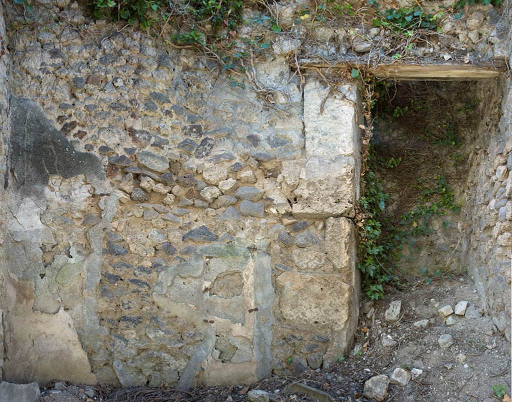 V.1.26 Pompeii. c.2003-2007. Room “q”, west wall with recess. Photo by Hans Thorwid.
Photo courtesy of The Swedish Pompeii Project.