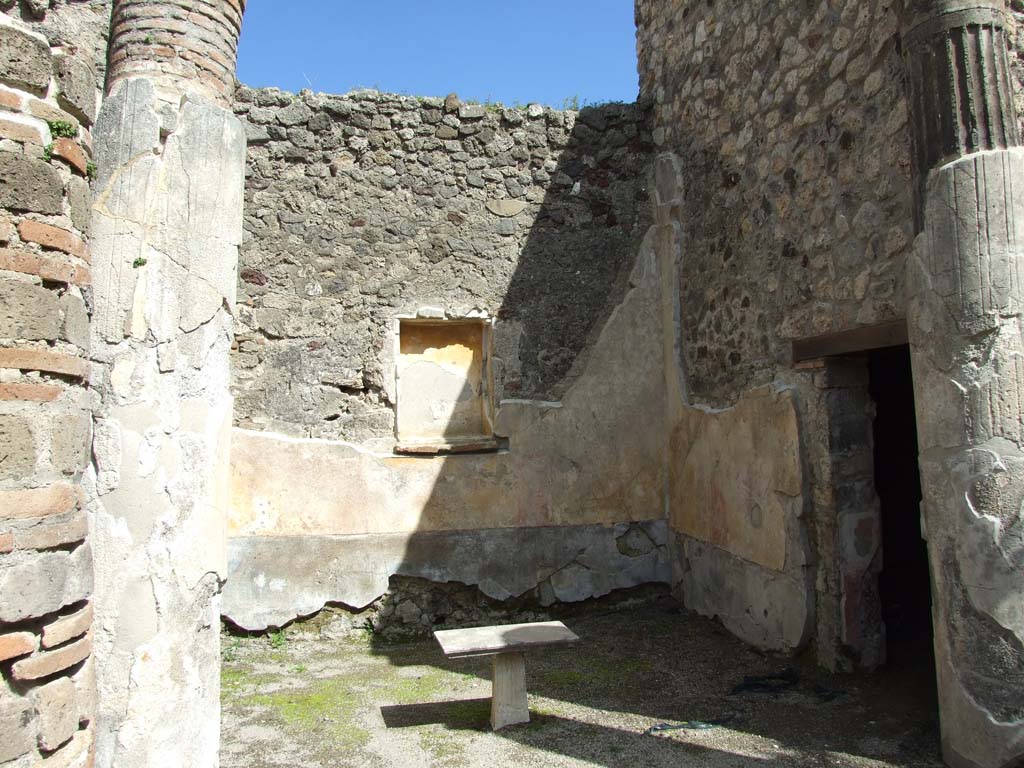 V.1.26 Pompeii. March 2009. Room “r”, exedra with a column on either side of entrance.