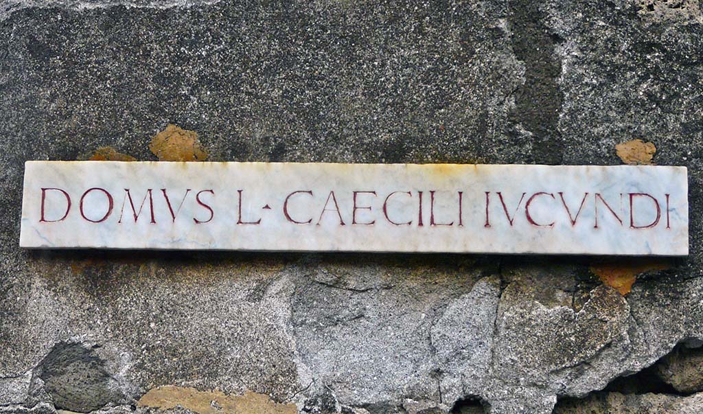 V.1.26 Pompeii. May 2005. Name plaque DOMVS L CAECILI IVCVNDI at entrance.