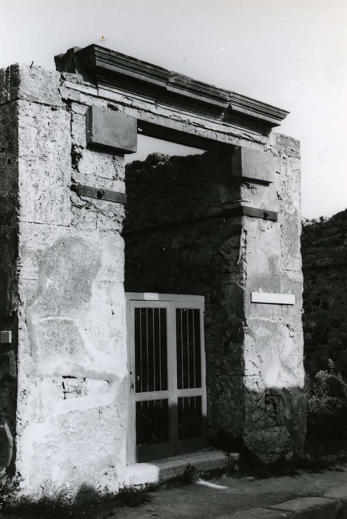 V.1.26 Pompeii. 1968. Domus L. Caecili Iucundi, entrance. Photo courtesy of Anne Laidlaw.
American Academy in Rome, Photographic Archive. Laidlaw collection _P_68_6_9.
