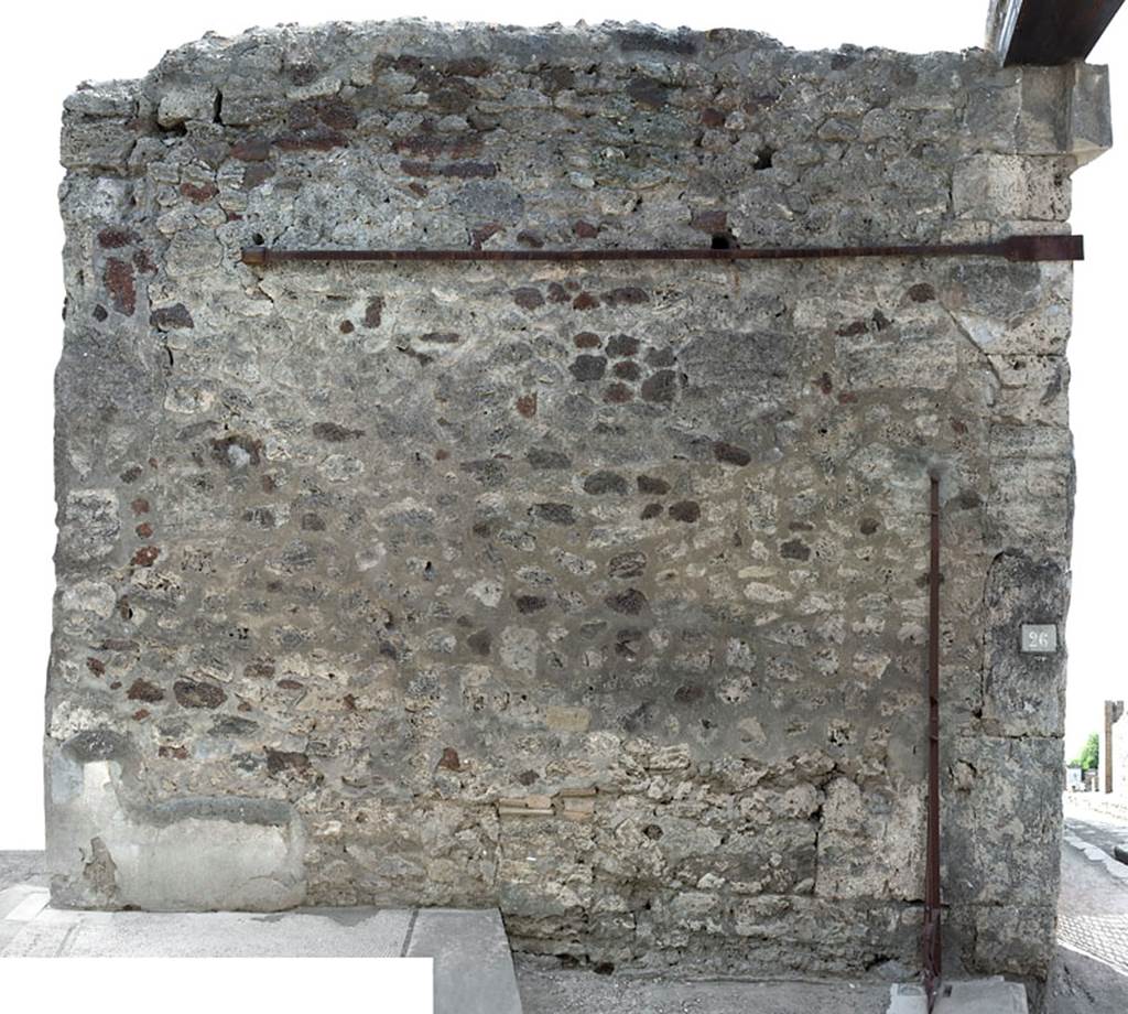 V.1.26 Pompeii. Pre-2008 when fauces was roofed. 
Room “a”, south wall of fauces/entrance corridor. Photo by Hans Thorwid.
Photo courtesy of The Swedish Pompeii Project.
