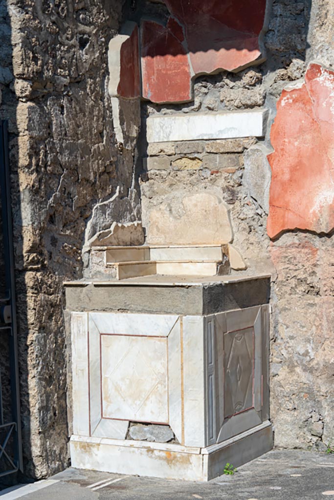 V.1.26 Pompeii. October 2023. 
Room “b”, looking towards north-west corner of atrium with lararium. Photo courtesy of Johannes Eber.

