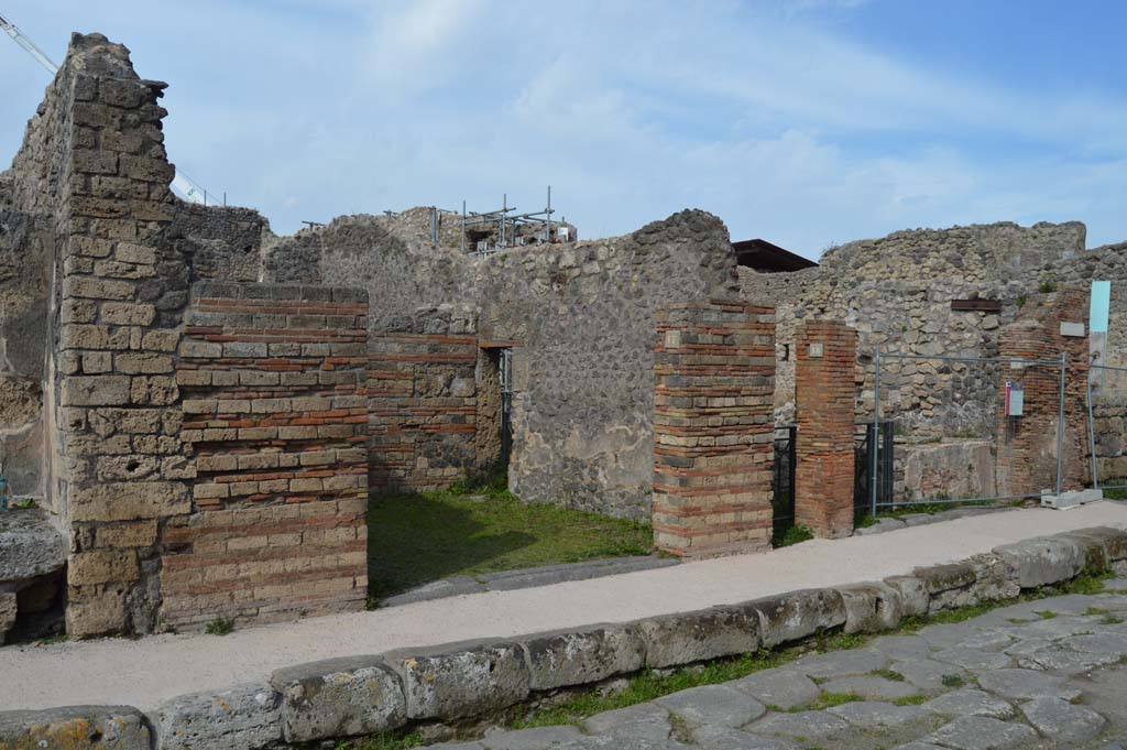 V.2.17 Pompeii, in centre. March 2019. Looking towards entrance doorway on north side of Via di Nola.
Foto Taylor Lauritsen, ERC Grant 681269 DÉCOR.