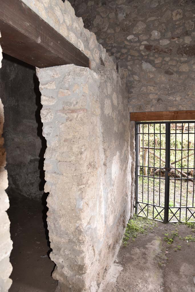 V.4.11/V.4.a Pompeii. March 2018. 
Room �x�, looking east from doorway towards rear entrance at V.4.11.
Foto Annette Haug, ERC Grant 681269 D�COR.

