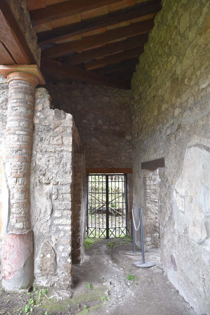 V.4.11/V.4.a Pompeii. March 2018. 
Looking east to rear entrance doorway from south-east corner of garden area, with doorway to room �v�, on right.
Foto Annette Haug, ERC Grant 681269 D�COR.
