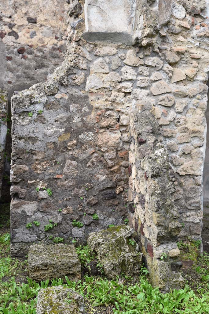 V.4.a Pompeii. March 2018.
Room ‘p’, north wall in north-east corner, with doorway to garden area, on right.
Foto Annette Haug, ERC Grant 681269 DÉCOR.