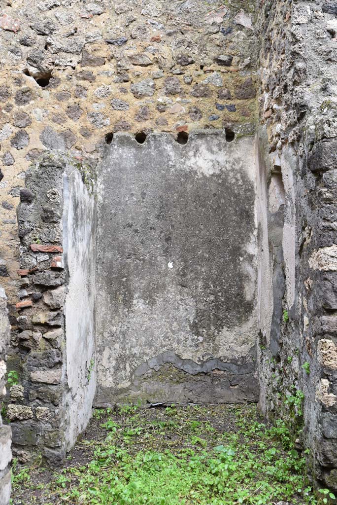 V.4.a Pompeii. March 2018. Room ‘q’, east wall of kitchen, with doorway to latrine, on left.
Foto Annette Haug, ERC Grant 681269 DÉCOR.