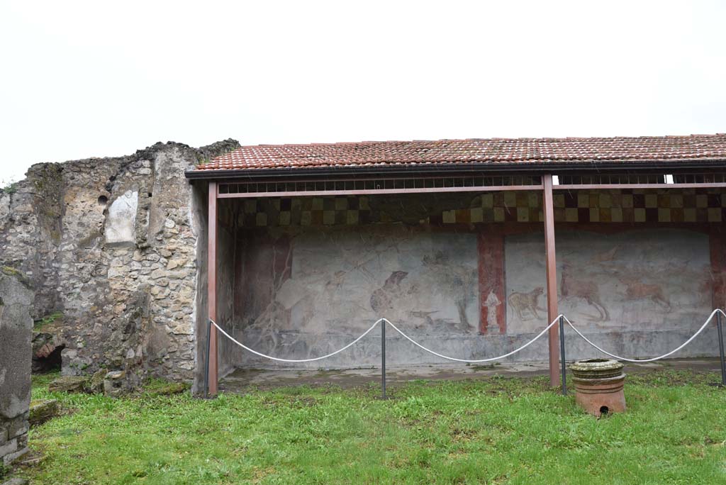 V.4.a Pompeii. March 2018. Room ‘l’ (L), looking towards north-west corner of garden fresco, with kitchen/latrine, on left.
Foto Annette Haug, ERC Grant 681269 DÉCOR