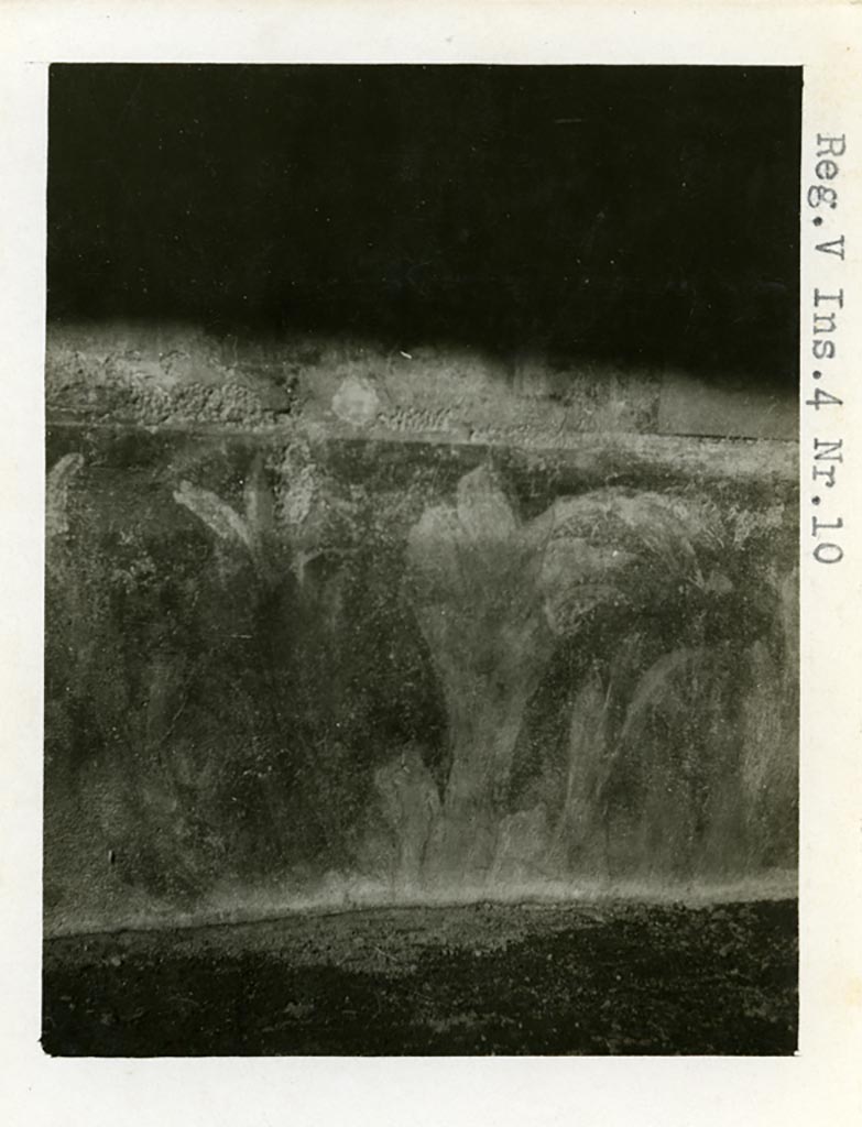 V.4.a/11 Pompeii, but shown as V.4.10 on photo). Pre-1937-39. Detail of painted zoccolo from north wall.
Photo courtesy of American Academy in Rome, Photographic Archive. Warsher collection no. 1688