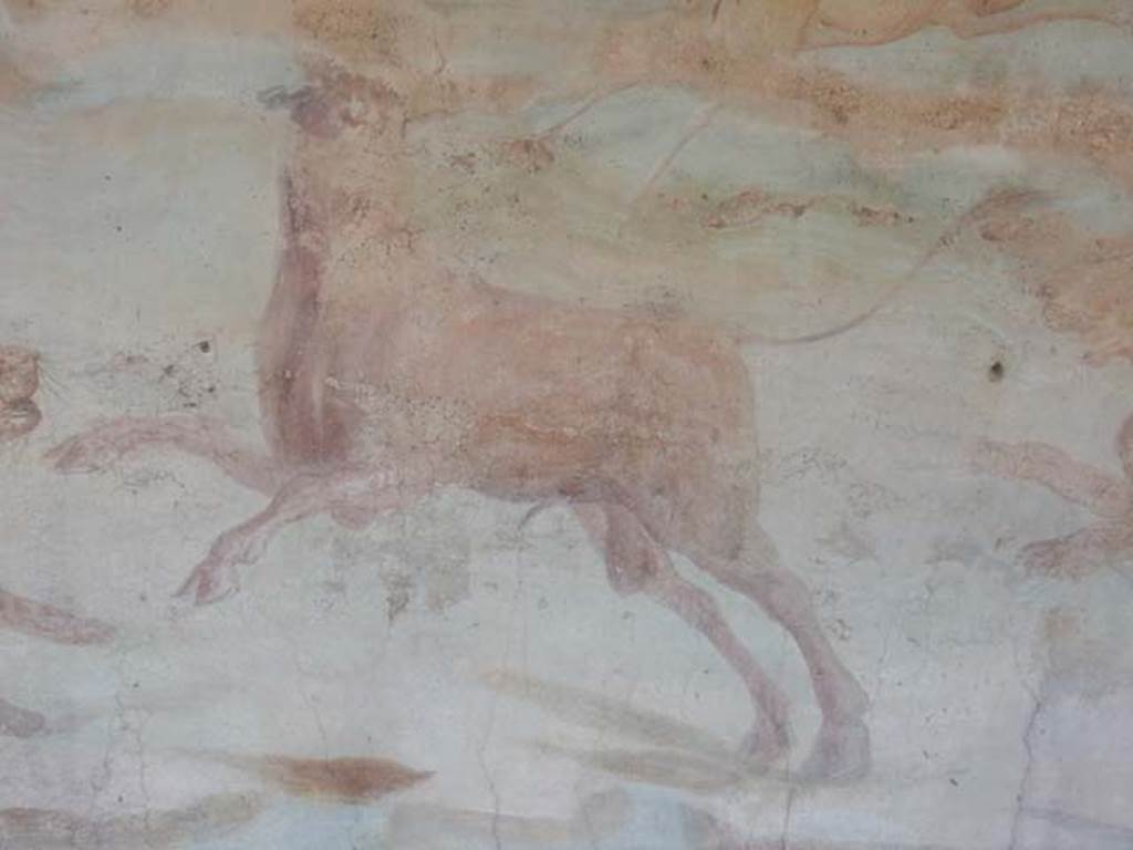 V.4.a Pompeii. May 2015. Detail from north wall of the garden. Photo courtesy of Buzz Ferebee.