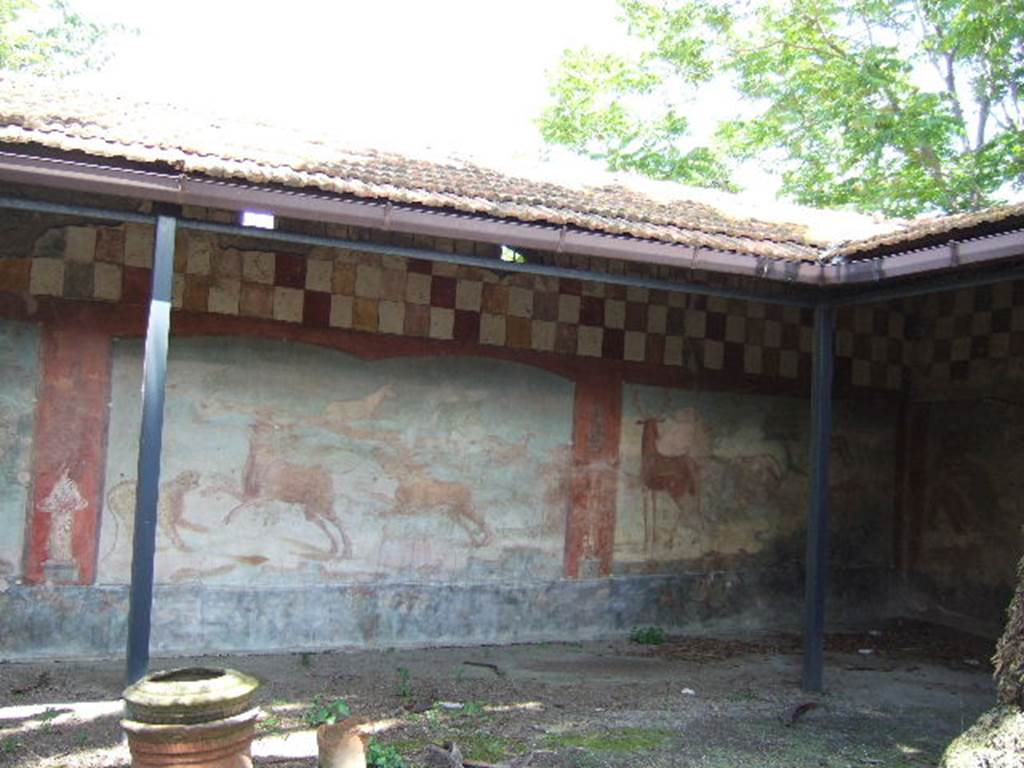V.4.a Pompeii. September 2004. Hunting fresco with life size animals on north wall of garden area.