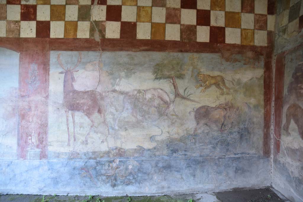 V.4.a Pompeii. March 2018. Room ‘l’ (L), hunting fresco from north wall at east end.
Foto Annette Haug, ERC Grant 681269 DÉCOR