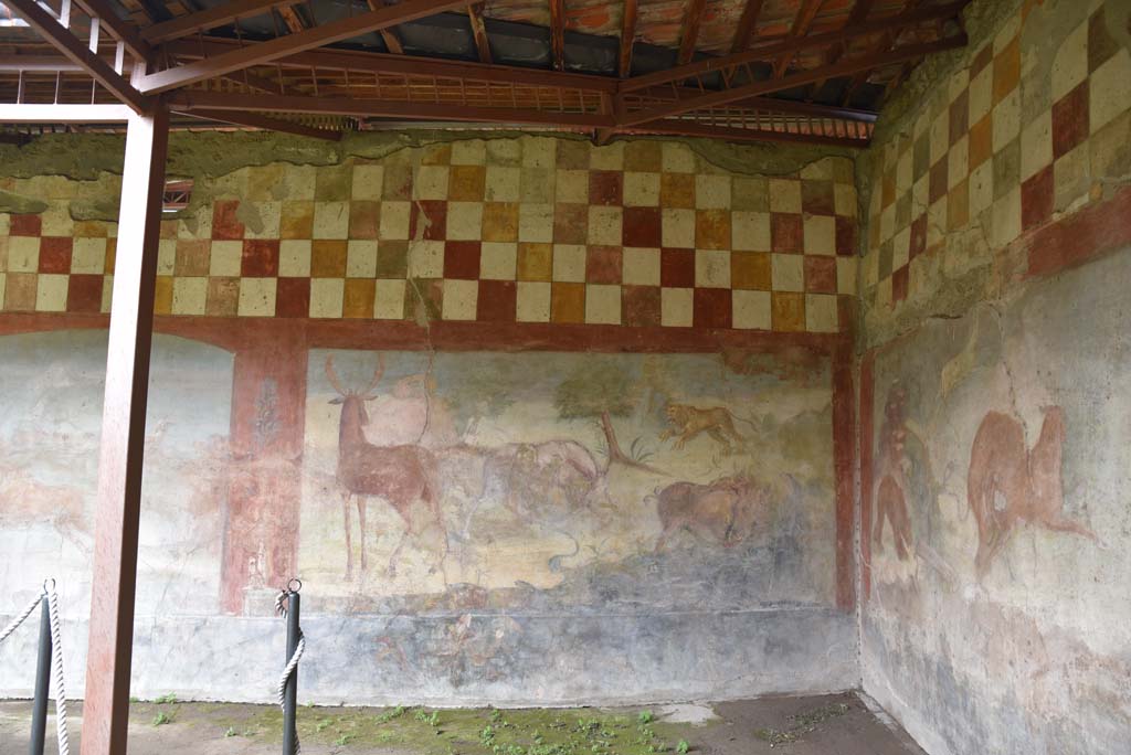 V.4.a Pompeii. March 2018. Room ‘l’ (L), looking towards painted panel on north wall at east end in north-east corner.
Foto Annette Haug, ERC Grant 681269 DÉCOR