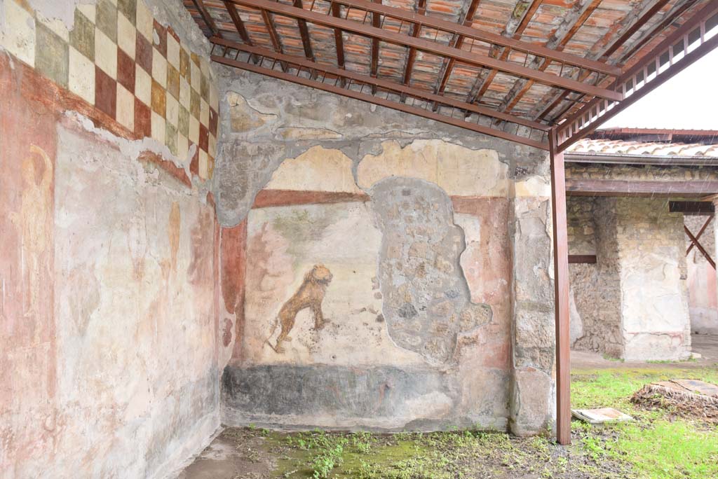V.4.a Pompeii. March 2018. Room ‘l’ (L), south wall of garden area, with rooms from south portico, on right.
Foto Annette Haug, ERC Grant 681269 DÉCOR