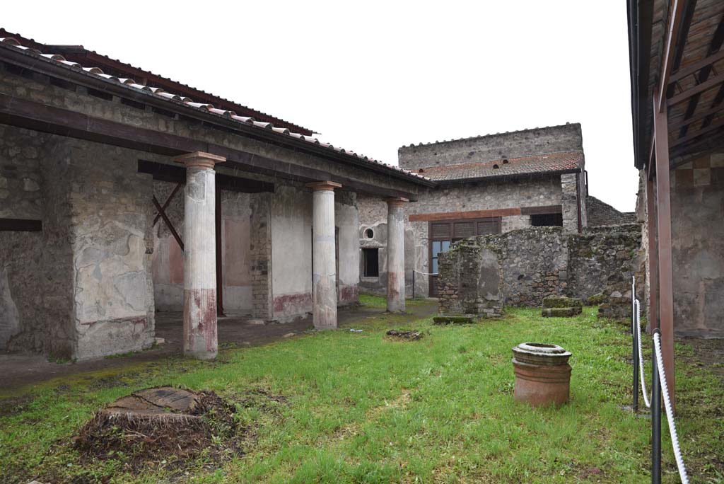 V.4.a Pompeii. March 2018. Room ‘l’ (L), looking south-west across garden area towards south portico.
Foto Annette Haug, ERC Grant 681269 DÉCOR