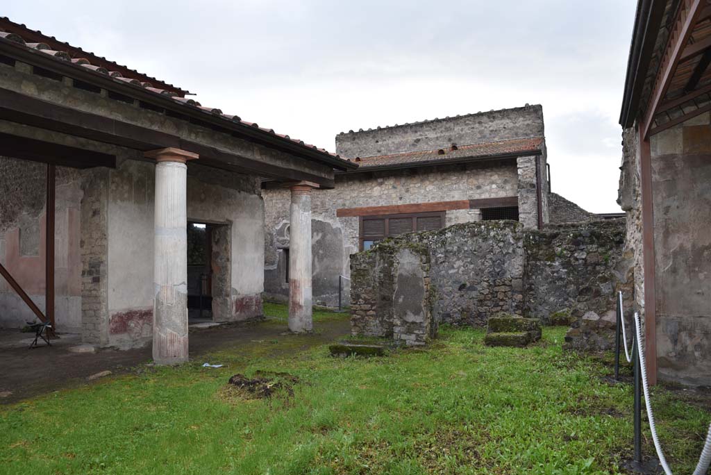 V.4.a Pompeii. March 2018. Room ‘l’ (L), looking west across garden.
Foto Annette Haug, ERC Grant 681269 DÉCOR