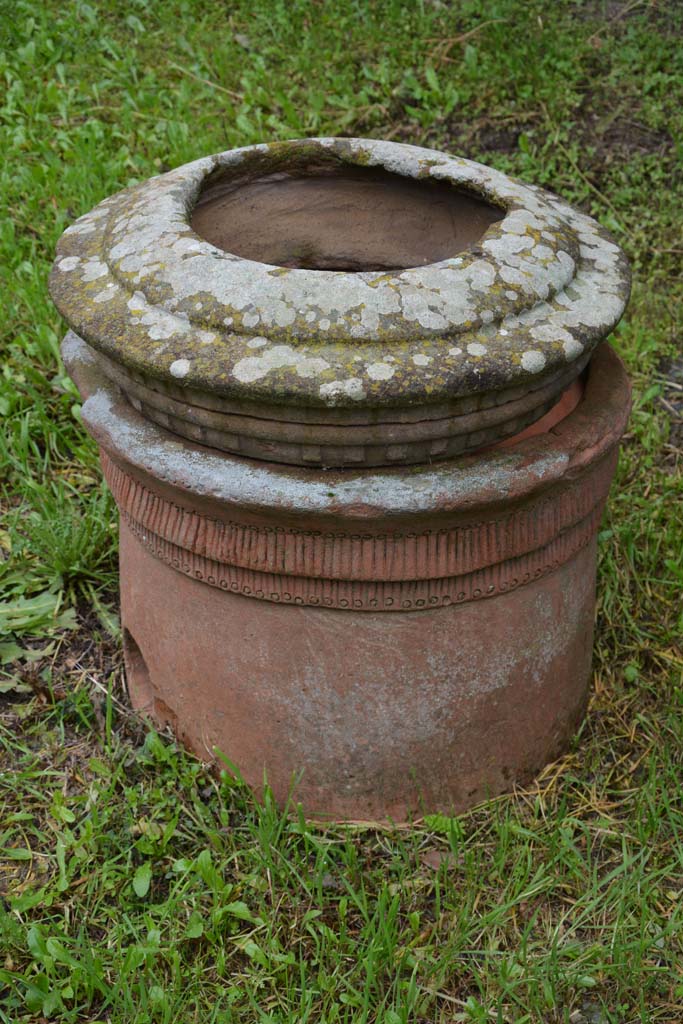 V.4.a Pompeii. March 2018. Room ‘l’ (L), detail of terracotta puteal.
Foto Annette Haug, ERC Grant 681269 DÉCOR