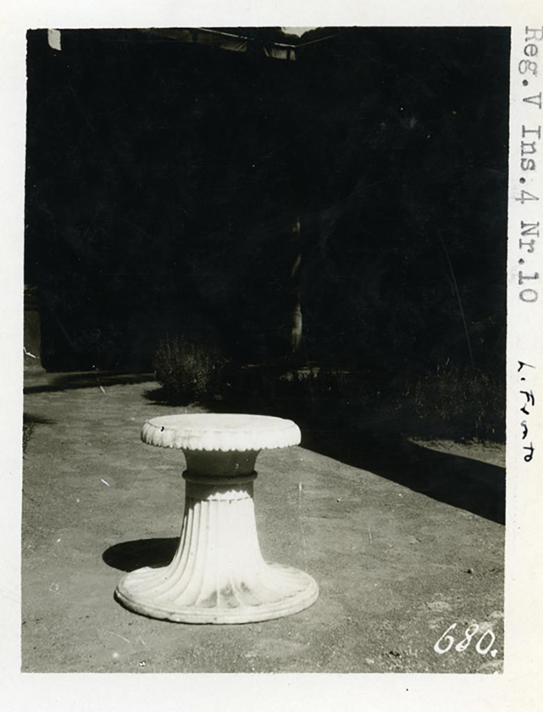 V.4.a Pompeii but shown as V.4.10 on photo, “L. Fronto”, which would be V.4.11 for the rear entrance.
Pre 1937-39. Photo courtesy of American Academy in Rome, Photographic Archive. Warsher collection no. 680