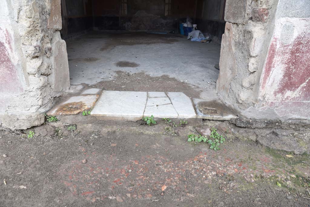V.4.a Pompeii. March 2018. Room ‘s’, doorway threshold.
Foto Annette Haug, ERC Grant 681269 DÉCOR.