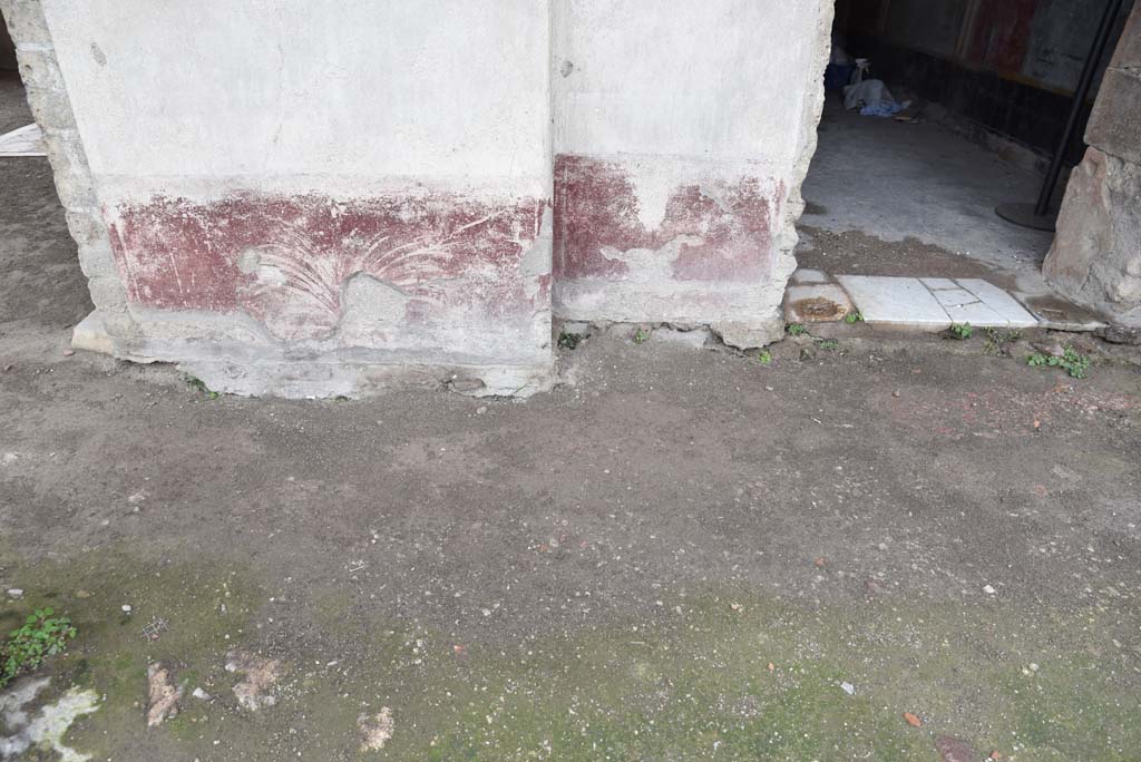 V.4.a Pompeii. March 2018. Room ‘s’, painted zoccolo on south wall between room ‘t’, on left, and room ‘s’, on right.
Foto Annette Haug, ERC Grant 681269 DÉCOR.