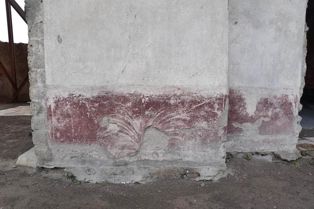 V.4.a Pompeii. March 2018. Room ‘s’, detail of painted zoccolo on lower wall on east side of doorway, on right.
Foto Annette Haug, ERC Grant 681269 DÉCOR.