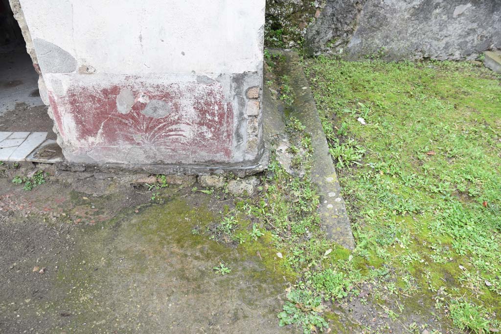 V.4.a Pompeii. March 2018.
Room ‘s’, painted zoccolo on lower wall on west side (right) of doorway. The small original garden area is on the right.
Foto Annette Haug, ERC Grant 681269 DÉCOR.