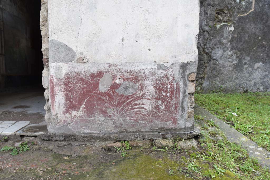 V.4.a Pompeii. March 2018. Room ‘s’, detail of painted zoccolo on lower wall on west side (right) of doorway.
Foto Annette Haug, ERC Grant 681269 DÉCOR.