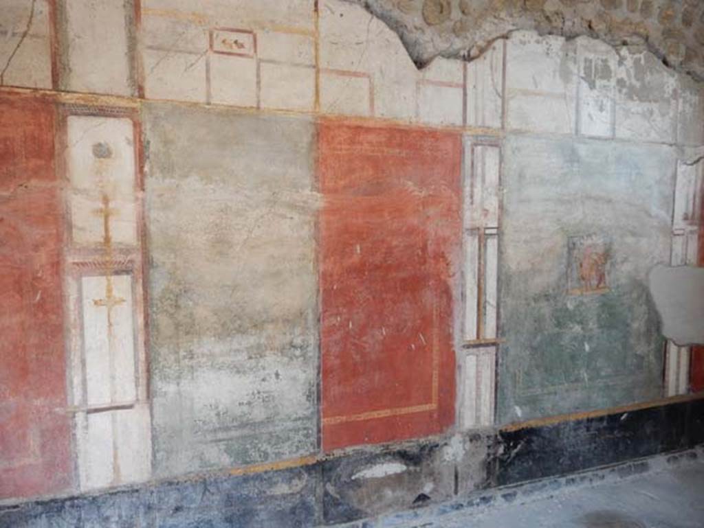 V.4.a Pompeii. May 2015. East wall of summer triclinium. Photo courtesy of Buzz Ferebee.