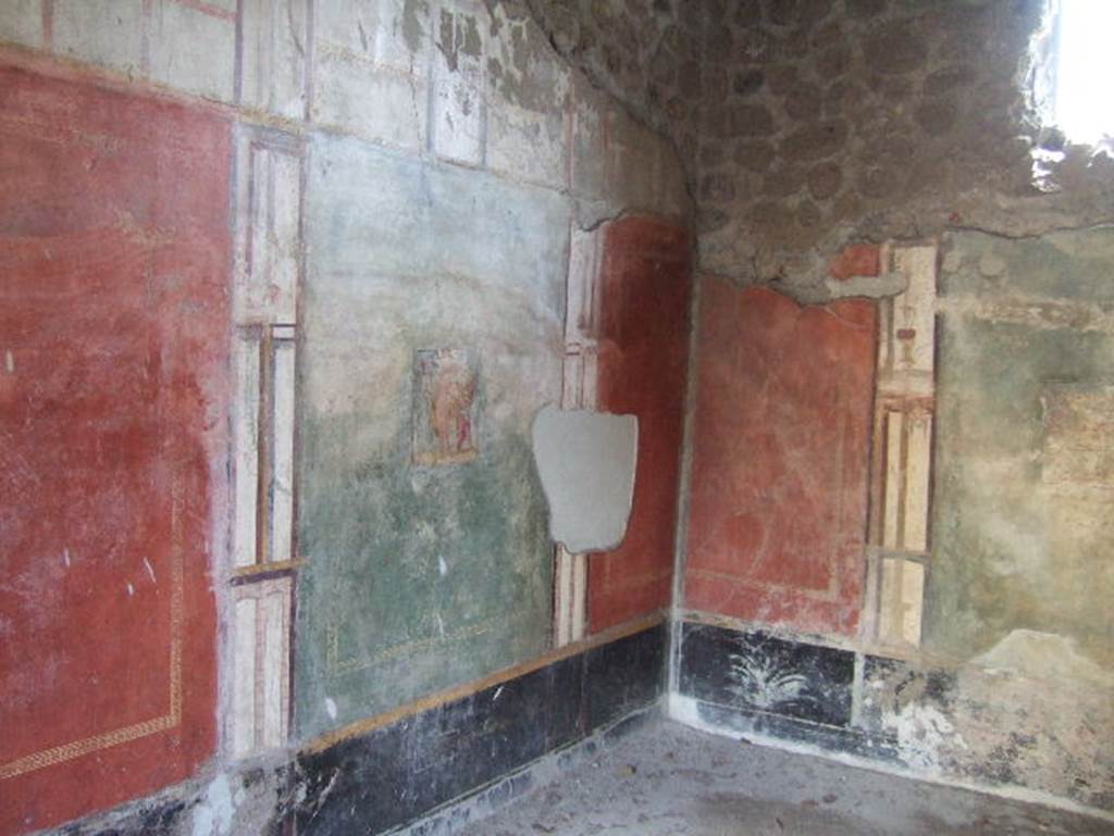 V.4.a Pompeii. May 2006. Summer triclinium, looking south-east.