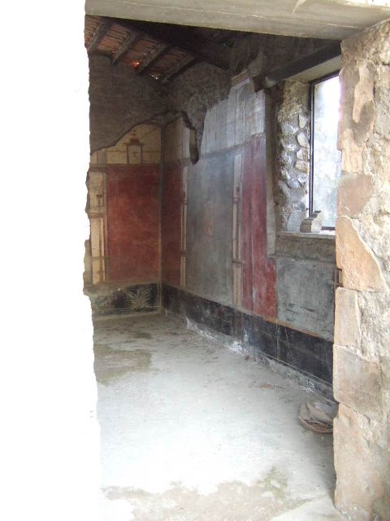 V.4.a Pompeii. May 2006. Summer triclinium. Looking south