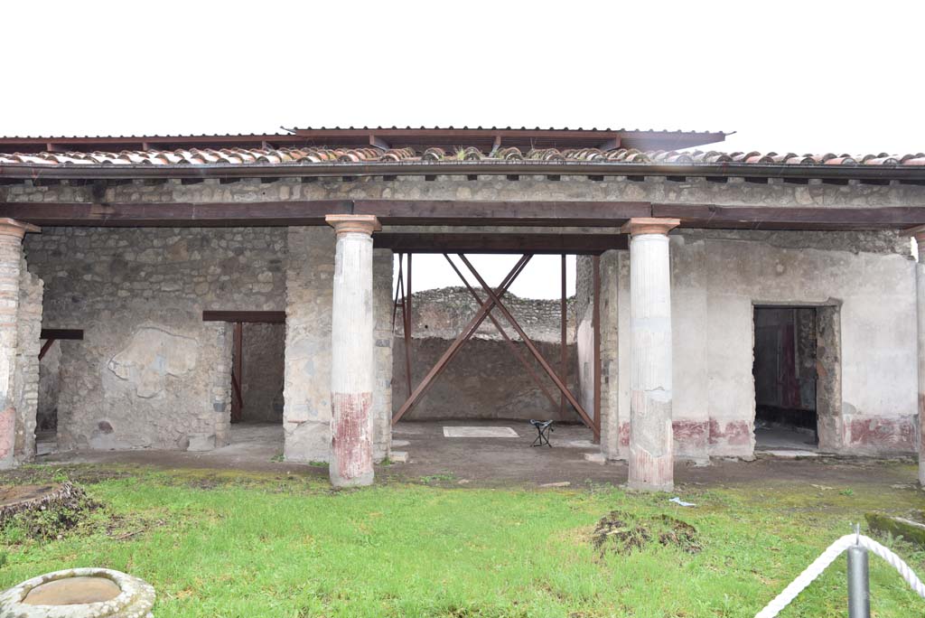 V.4.a Pompeii. March 2018. Room ‘l’ (L), garden area, looking towards south portico and doorway to large exedra ‘t’, in centre.
Foto Annette Haug, ERC Grant 681269 DÉCOR