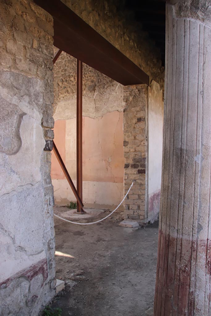 V.4.a Pompeii. October 2023.
Room ‘t’, looking through doorway from south portico, towards west wall of exedra.
Photo courtesy of Klaus Heese.