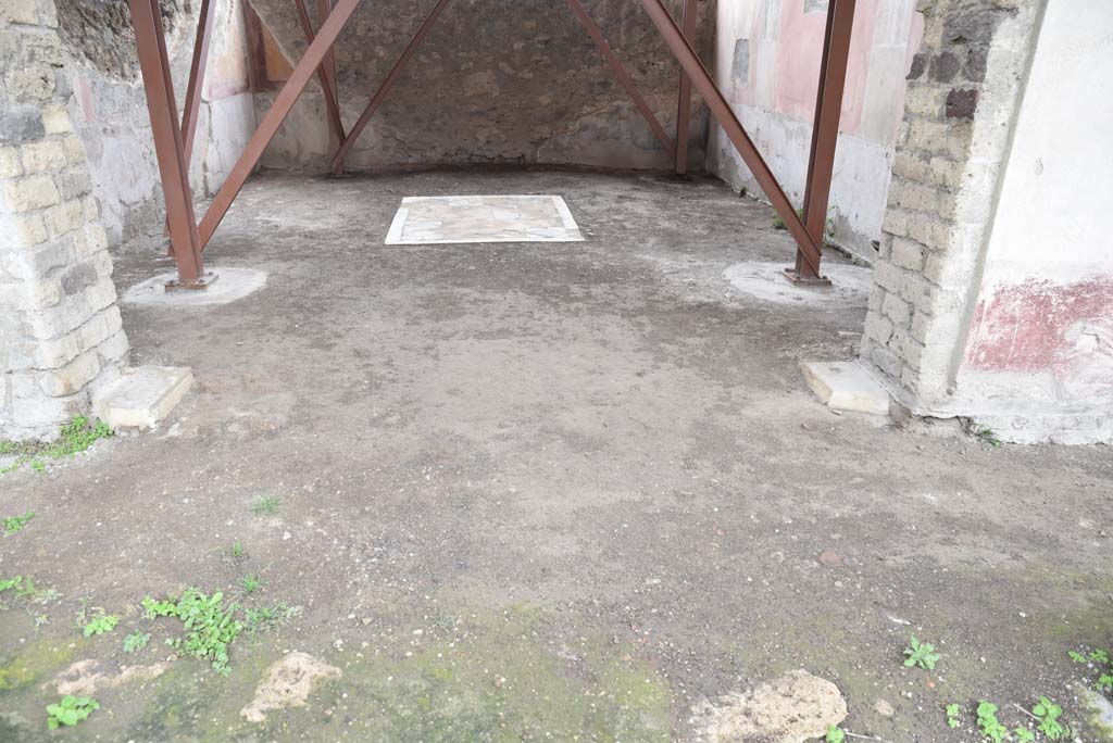 V.4.a Pompeii. March 2018. Room ‘t’, looking across south portico towards detail of doorway and flooring in exedra.
Foto Annette Haug, ERC Grant 681269 DÉCOR.