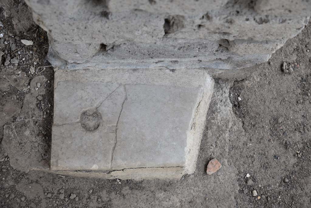 V.4.a Pompeii. March 2018. Room t, detail from west side (right) of doorway.
Foto Annette Haug, ERC Grant 681269 DÉCOR.