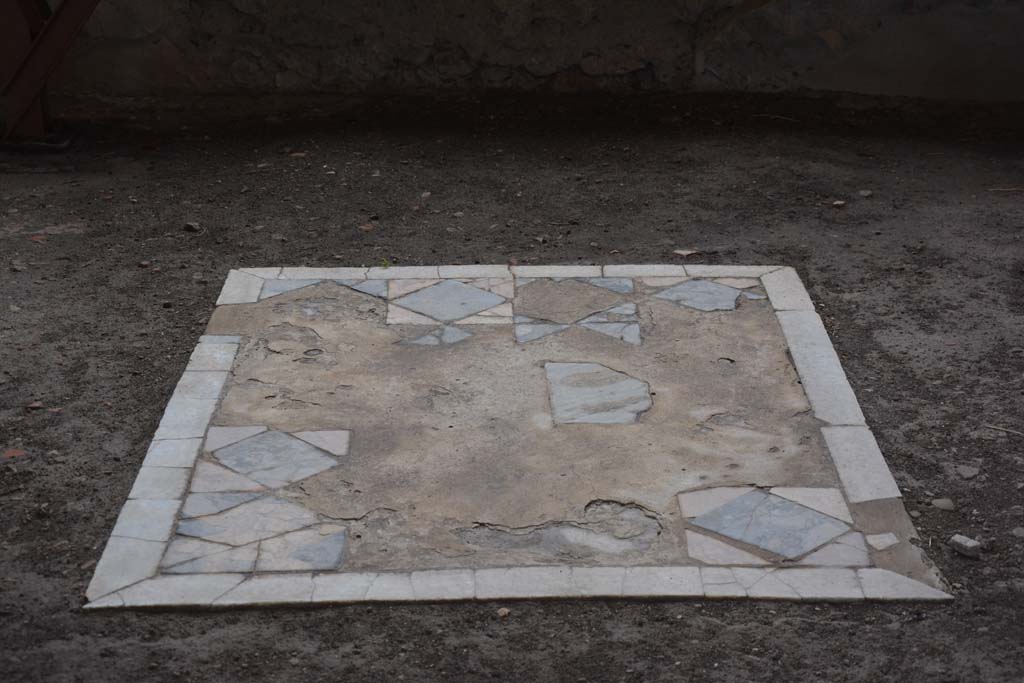 V.4.a Pompeii. March 2018. Room t, central emblema in flooring in exedra.
Foto Annette Haug, ERC Grant 681269 DÉCOR.