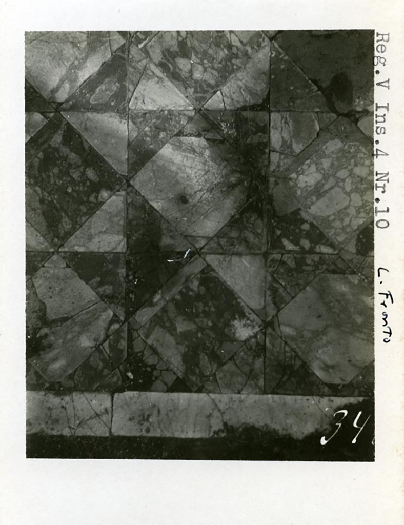V.4.a Pompeii but shown as V.4.10. Pre-1937-1939. Room ‘t’, detail of centre of floor in exedra.
Photo courtesy of American Academy in Rome, Photographic Archive. Warsher collection no. 344 marble floor.