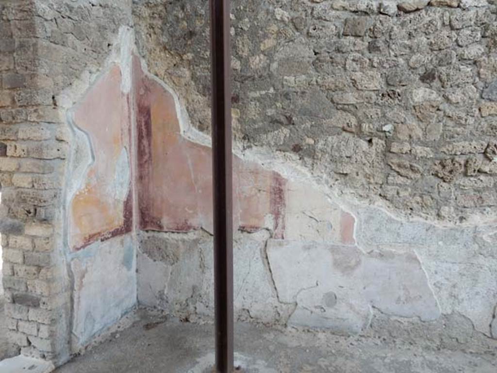 V.4.a Pompeii. May 2015. Room ‘t’, remains of painted decoration in north-east corner of exedra. Photo courtesy of Buzz Ferebee.