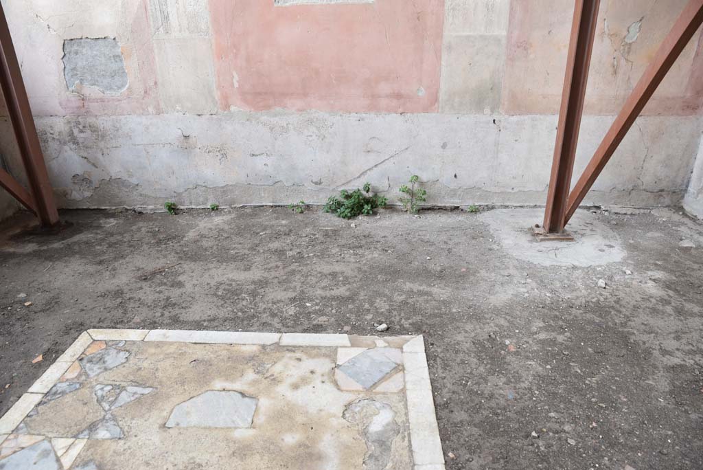 V.4.a Pompeii. March 2018. Room ‘t’, looking towards lower west wall.
Foto Annette Haug, ERC Grant 681269 DÉCOR.
