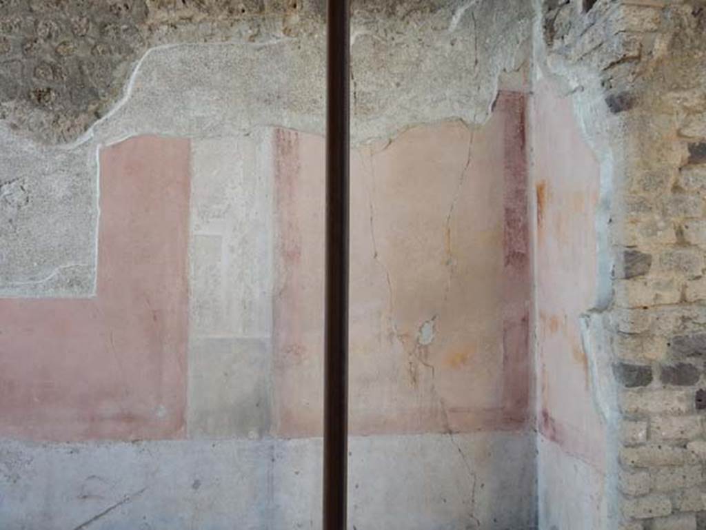 V.4.a Pompeii. May 2015. Room ‘t’, west wall in north-west corner of exedra. Photo courtesy of Buzz Ferebee.