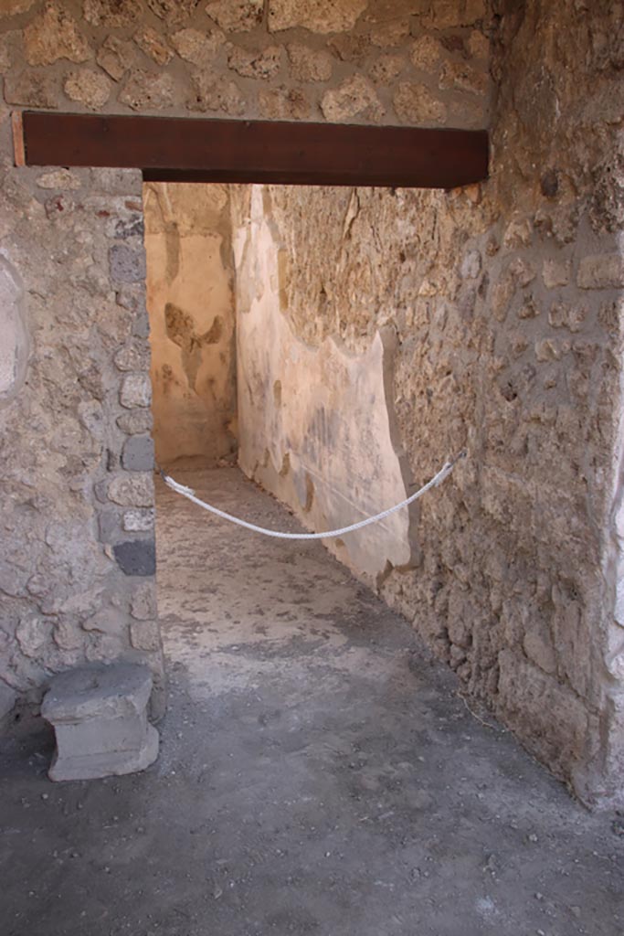 V.4.a Pompeii. October 2023.
Room ‘u’, looking south along west wall, through doorway. Photo courtesy of Klaus Heese.