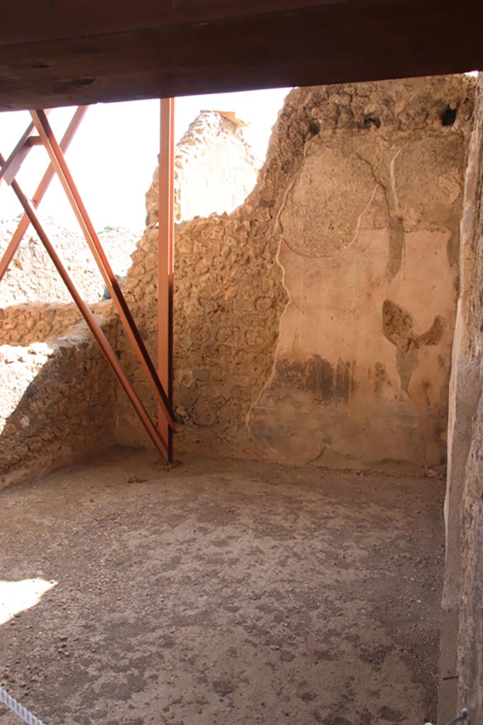 V.4.a Pompeii. October 2023.
Room ‘u’, looking south through doorway. Photo courtesy of Klaus Heese.