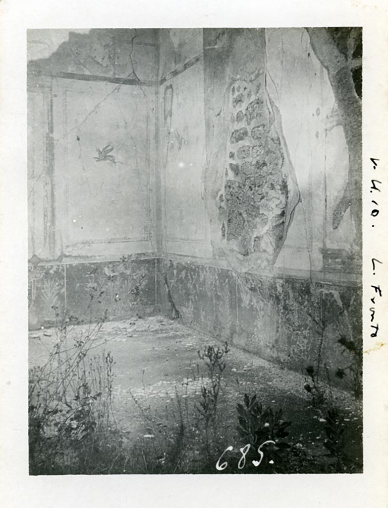 V.4.a Pompeii but shown as V.4.10 and L. Fronto on photo. Pre-1937-39.
Room ‘u’. please note - this may, or may not, be the correct room for this photo.
Photo courtesy of American Academy in Rome, Photographic Archive. Warsher collection no. 685.