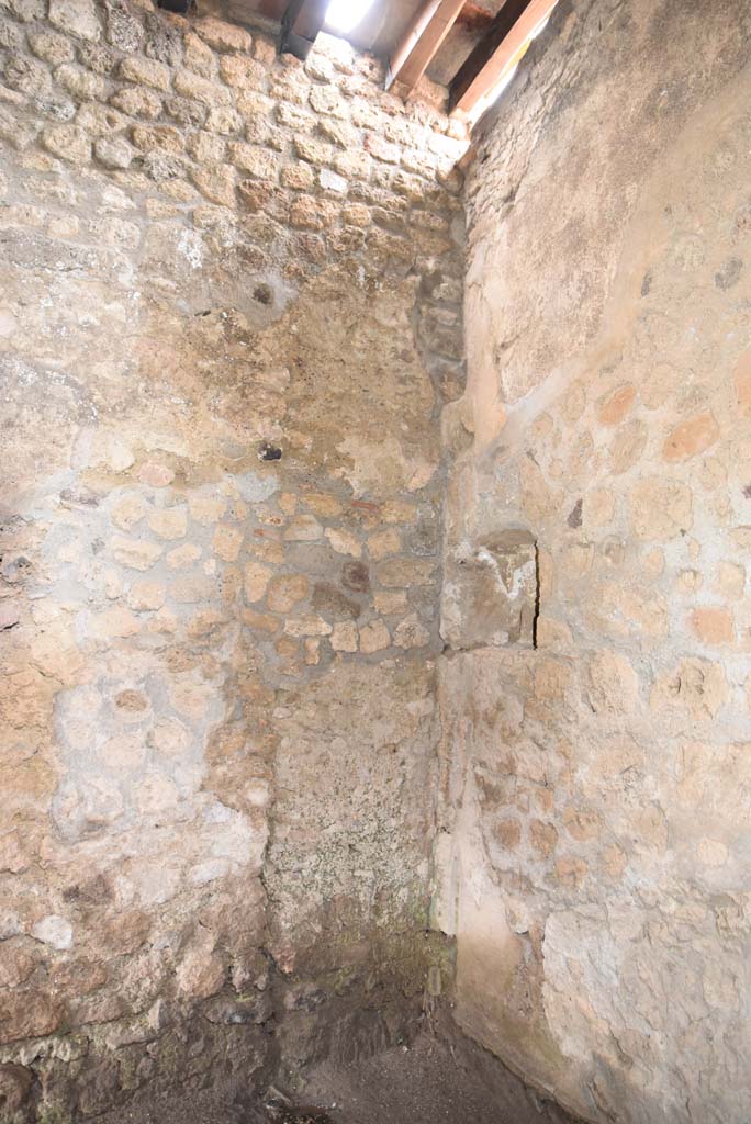 V.4.a Pompeii. March 2018. Room ‘x’, west wall in north-west corner.
Foto Annette Haug, ERC Grant 681269 DÉCOR.