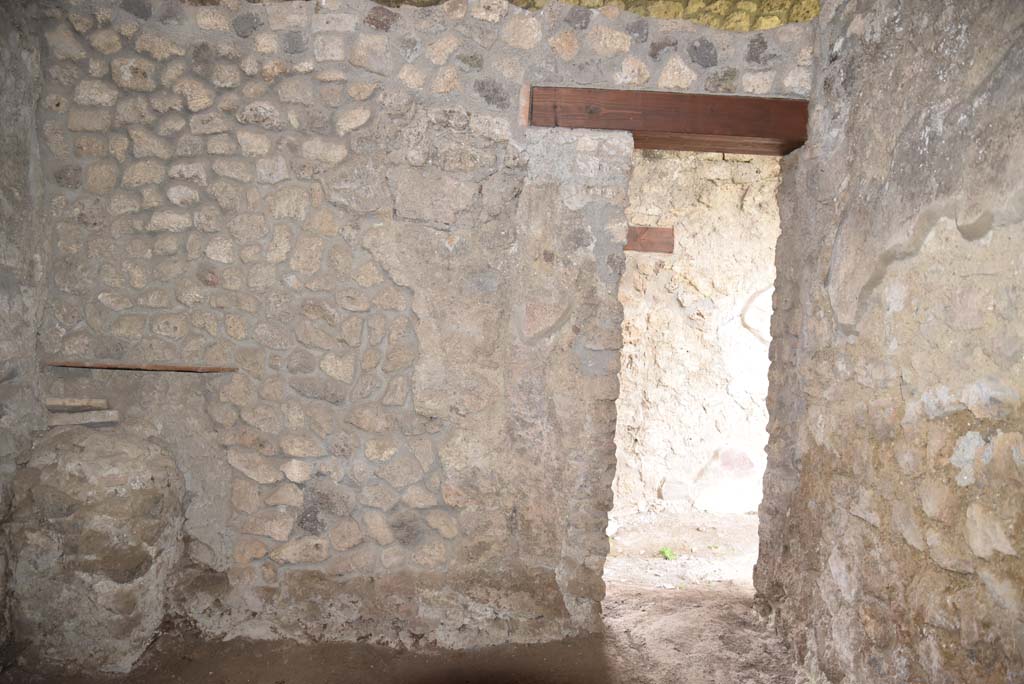 V.4.a Pompeii. March 2018. Room ‘x’, south wall with doorway.
Foto Annette Haug, ERC Grant 681269 DÉCOR.