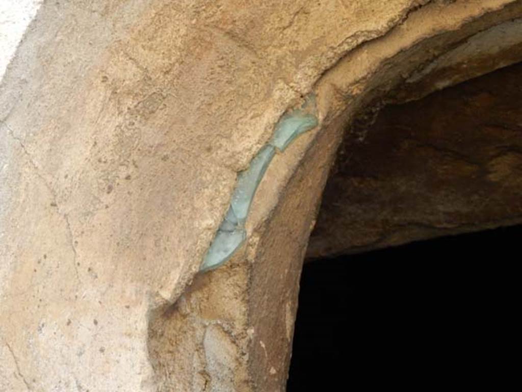 V.4.a Pompeii. May 2015.
Room ‘m’, detail of remains of glass in south exterior side of small circular window to cubiculum. Photo courtesy of Buzz Ferebee.