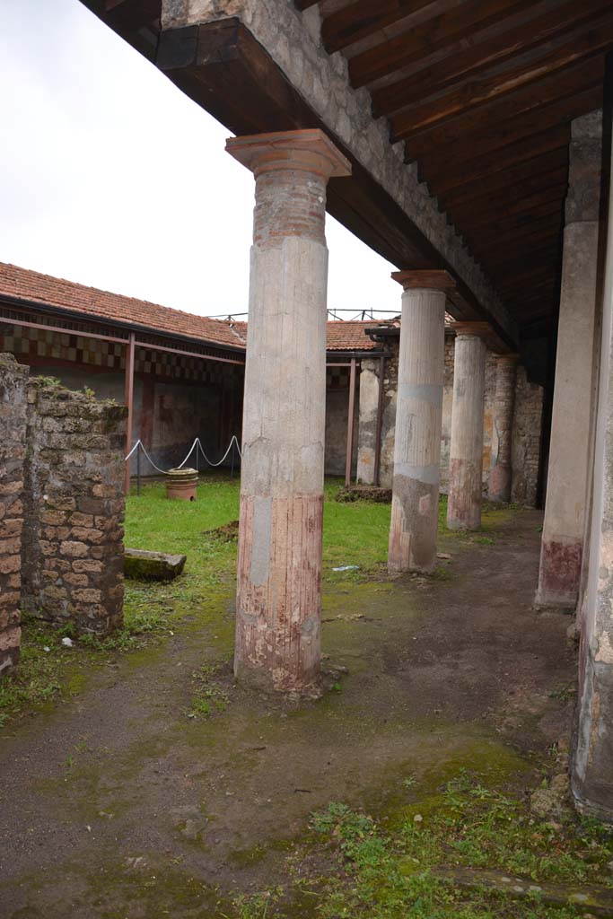 V.4.a Pompeii. March 2018.
Room ‘l’ (L), looking north-east towards south portico and across garden area, from garden area ‘m’.
Foto Annette Haug, ERC Grant 681269 DÉCOR