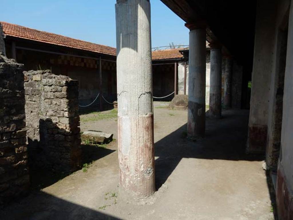 V.4.a Pompeii. May 2015.
Looking east across peristyle garden ‘l’ (L), with south portico, on right. Photo courtesy of Buzz Ferebee.
