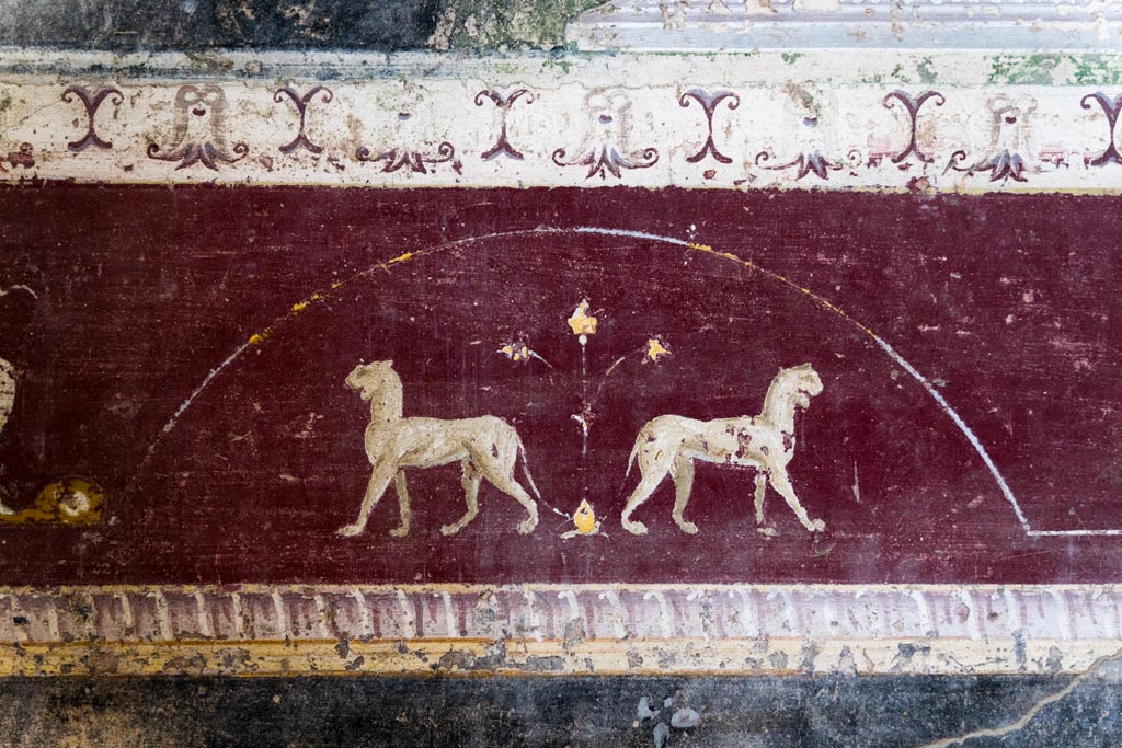 V.4.a Pompeii. January 2023.
Room ‘h’, detail from painted predella above zoccolo on north wall on west side of central panel. Photo courtesy of Johannes Eber